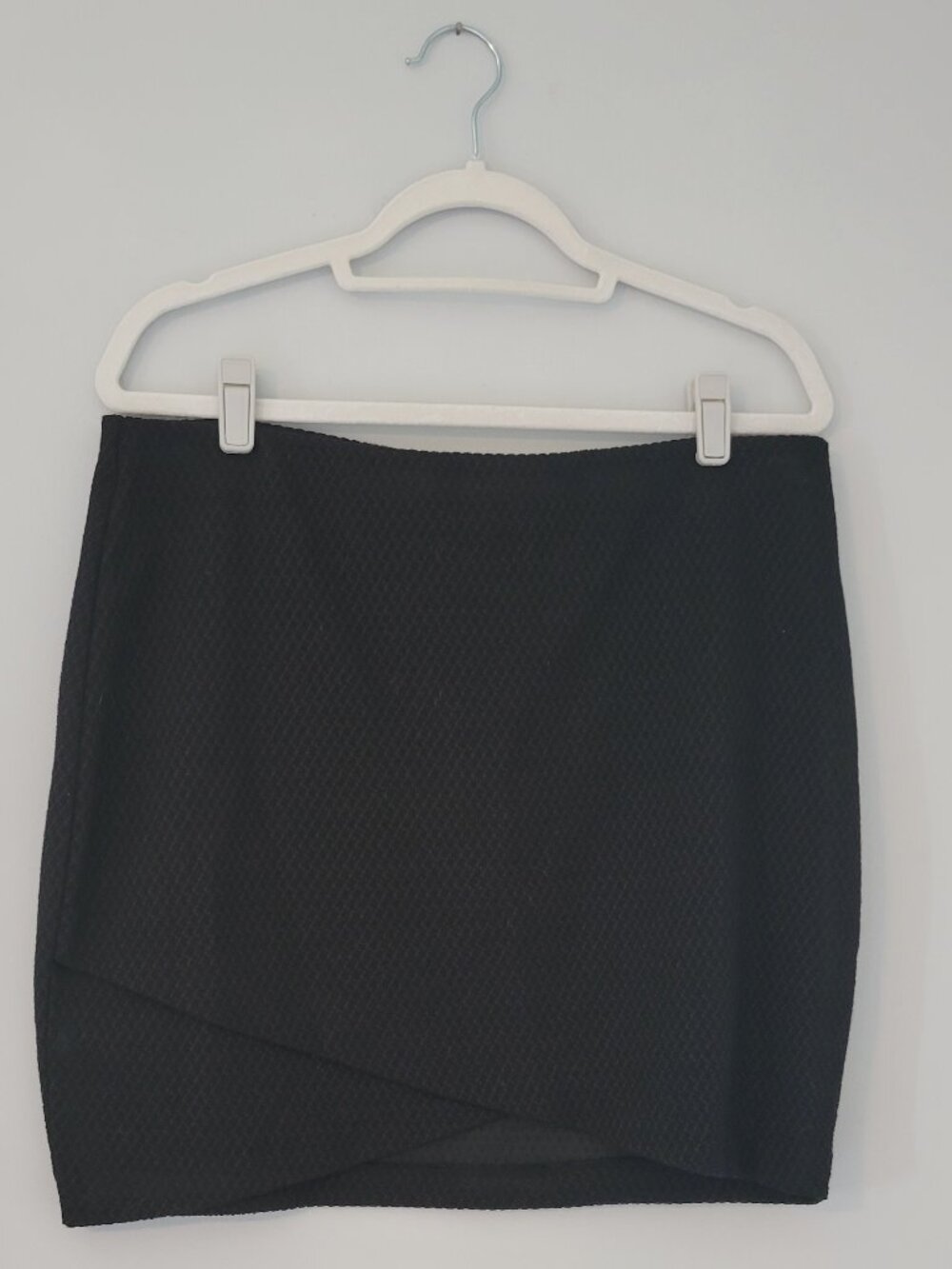 H&M Black Textured Tulip Hem Mini Skirt NWT Size Large